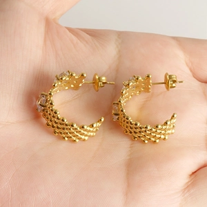 Chics boucles d'oreilles C en plaqué or 18 carats avec texture perlée et cristaux