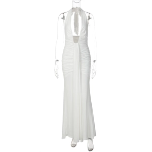 Détail de la robe licou blanche avec décolleté en V plissé et tissu en mousseline drapé élégant