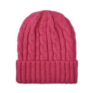 Nahaufnahme einer fuchsiafarbenen Strickmütze mit Zopfmuster und weichem Rippstrickbündchen