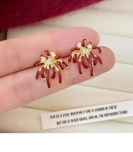 Dettaglio orecchini a perno a fuoco d'artificio placcati oro 18k con smalto rosso