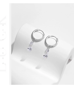Vue macro détaillée des boucles d'oreilles goutte en argent S925 et zircons clairs