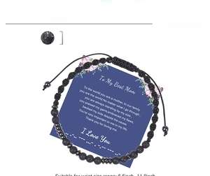 Détail du bracelet code Morse avec pierres de lave de 4mm sur carte cadeau pour maman