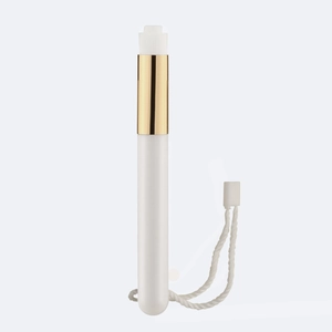 Brosse de nettoyage du nez avec manche blanc ivoire, virole dorée et cordon de suspension