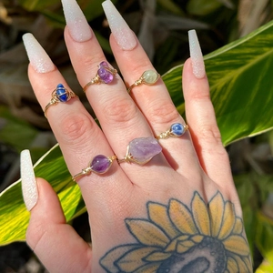 Détail de bagues bohèmes en fil d'or fait main avec diverses pierres naturelles
