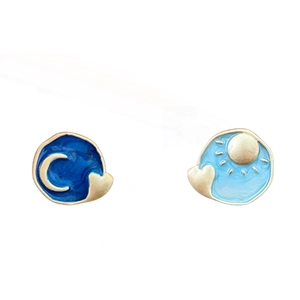 Französische Vintage-Emaille-Ohrstecker mit Sonne und Mond Motiv in Gold und Blau