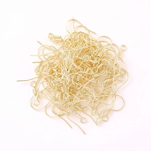 Dettaglio macro di ganci per orecchini dorati per la creazione di gioielli fai-da-te