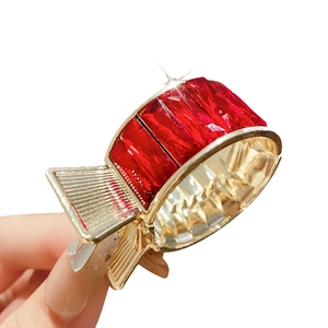 Pince à cheveux dorée avec cristaux rouges carrés pour queue de cheval haute élégante