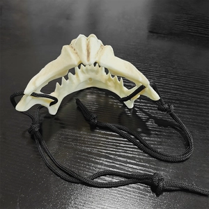 Détail d'un demi-masque en os ivoire avec texture réaliste et cordon élastique noir