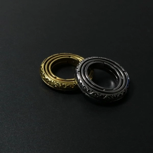 Nahaufnahme von goldenen und silbernen Astronomiekugel-Ringen mit Vintage Gravuren