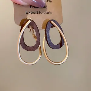 Boucles d'oreilles rétro doubles avec goutte en bois et anneau en métal doré mat