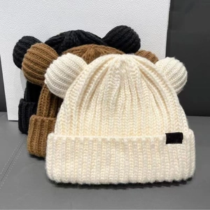 Bonnet d'hiver en maille avec oreilles d'ours en blanc, marron et noir
