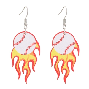 Détails de boucles d'oreilles pendantes avec balles de baseball et motifs flammes
