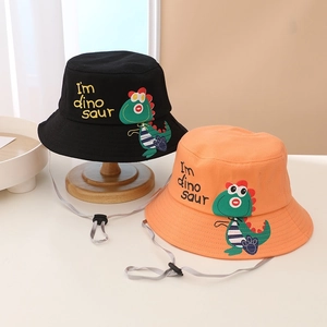 Dettaglio cappello a secchiello per bambini con dinosauro e cordino antivento regolabile