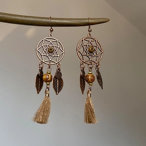 Boucles d'oreilles bohème rondes avec feuilles en bronze et longs pompons kaki
