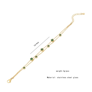 Vue détaillée du bracelet double couche en acier inoxydable doré avec étoile en verre vert