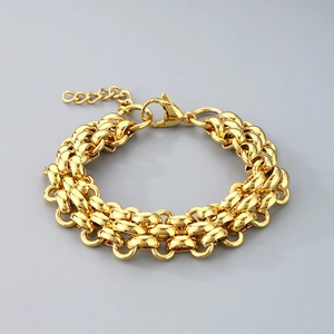Dettaglio di bracciale a catena spessa in acciaio inossidabile placcato oro 18K