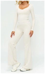 Détail d'un ensemble de yoga crème avec haut à manches longues et pantalon évasé