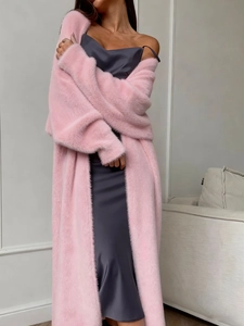 Dettaglio del cardigan rosa in finta pelliccia e abito in raso grigio per l'autunno