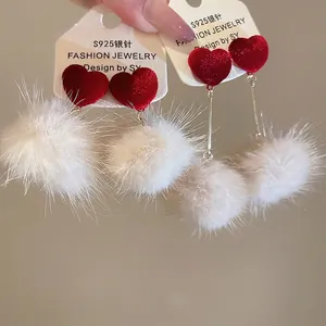 Boucles d'oreilles cœur rouge floqué avec pompons blancs et tiges en argent S925