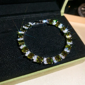 Bracciale argentato con pietre rettangolari verde smeraldo e zirconi bianchi tondi