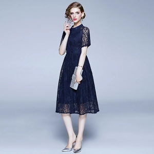 Robe élégante en dentelle bleu marine ajustée avec col rond et manches courtes