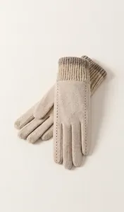 Nahaufnahme beiger Strickhandschuhe mit Herz-Touchscreen-Fingerspitzen und Rippbündchen