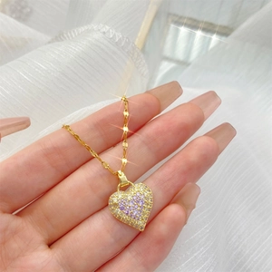 Collar con colgante de corazón dorado y cristales de circonita púrpura en cadena fina