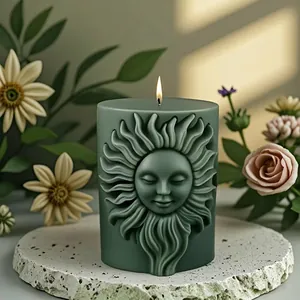Vela de pilar con relieve de sol y llama cálida sobre base de mármol blanco