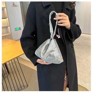 Vue détaillée du sac à bandoulière en paillettes argentées au tissu scintillant