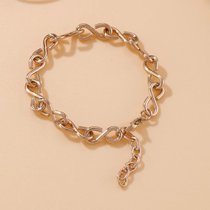 Détail du bracelet à maillons dorés avec symbole infini et fermoir mousqueton réglable