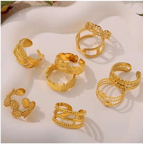 Detailansicht goldener geometrischer Stapelringe auf Keramikdisplay in Nahaufnahme