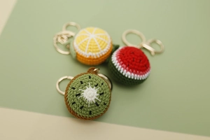 Detail handgemachter Häkel-Frucht-Schlüsselanhänger mit Kiwi, Orange und Wassermelone