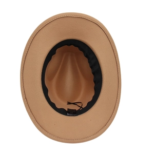Détail de l'intérieur du fedora camel montrant le bandeau et l'étiquette de taille 57
