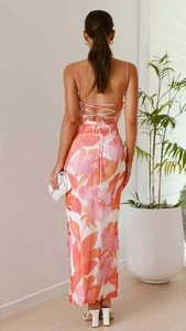 Détail de robe longue fleurie avec un élégant design de dos croisé à lacets