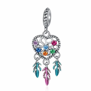 Dettaglio charm acchiappasogni a cuore con gemme colorate e piume smaltate.