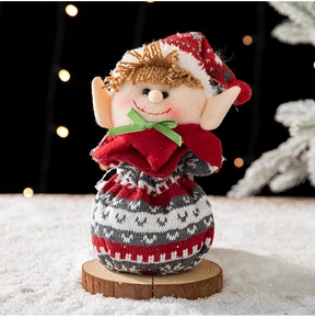 Détail de sac de bonbons gnome en tricot sur socle en bois avec fond festif