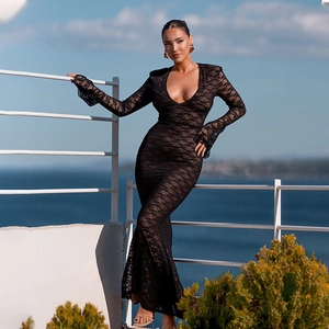 Détail d'une robe longue en dentelle noire avec col en V profond au bord de la mer