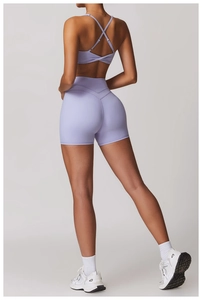 Vue arrière du soutien-gorge de sport lilas à dos croisé et short de fitness taille haute