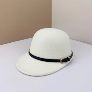 Élégante casquette équestre en laine blanche avec garniture en cuir noir et boucle dorée