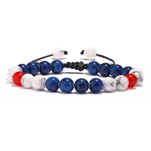 Bracelet en perles de pierre bleues et blanches avec accents rouges et cordon noir