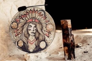 Schamanentrommel mit indianischem Frauenmotiv und Mondphasen, inklusive weichem Schlägel