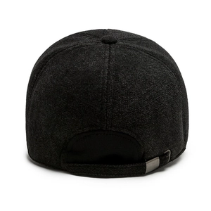 Donkergrijze winter baseballpet met oorkleppen en verstelbare metalen sluiting