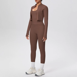 Dettaglio del set yoga caffè tre pezzi con giacca zip, canotta e leggings a vita alta