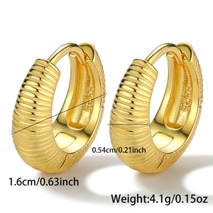 Dettaglio macro di orecchini a cerchio in argento S925 dorato con design a onde