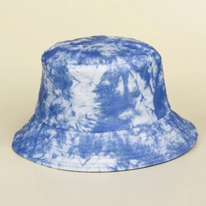 Gros plan sur le chapeau bob tie-dye bleu et blanc avec texture en coton naturel