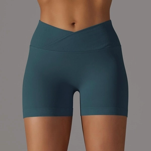 Dettaglio degli shorts da yoga verde scuro senza cuciture con vita alta a incrocio