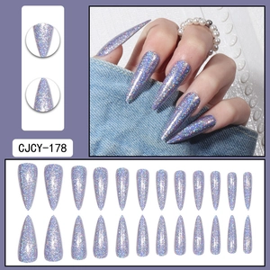 Vista macro de uñas postizas stiletto largas con acabado de purpurina láser holográfica