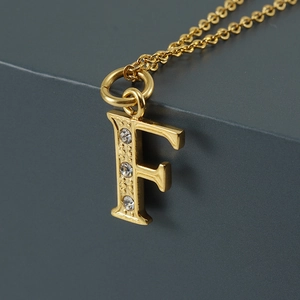 Collier avec pendentif lettre F plaqué or 18K en acier inoxydable et oxydes de zirconium