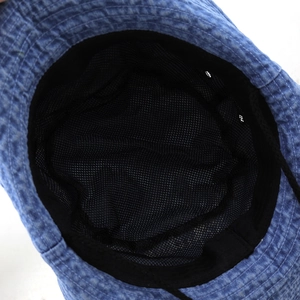 Détail d'un chapeau bob bleu avec doublure en maille respirante et cordelette réglable