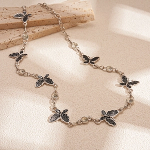 Chaîne de taille papillon vintage en argent avec émail noir et diamants sur pierre